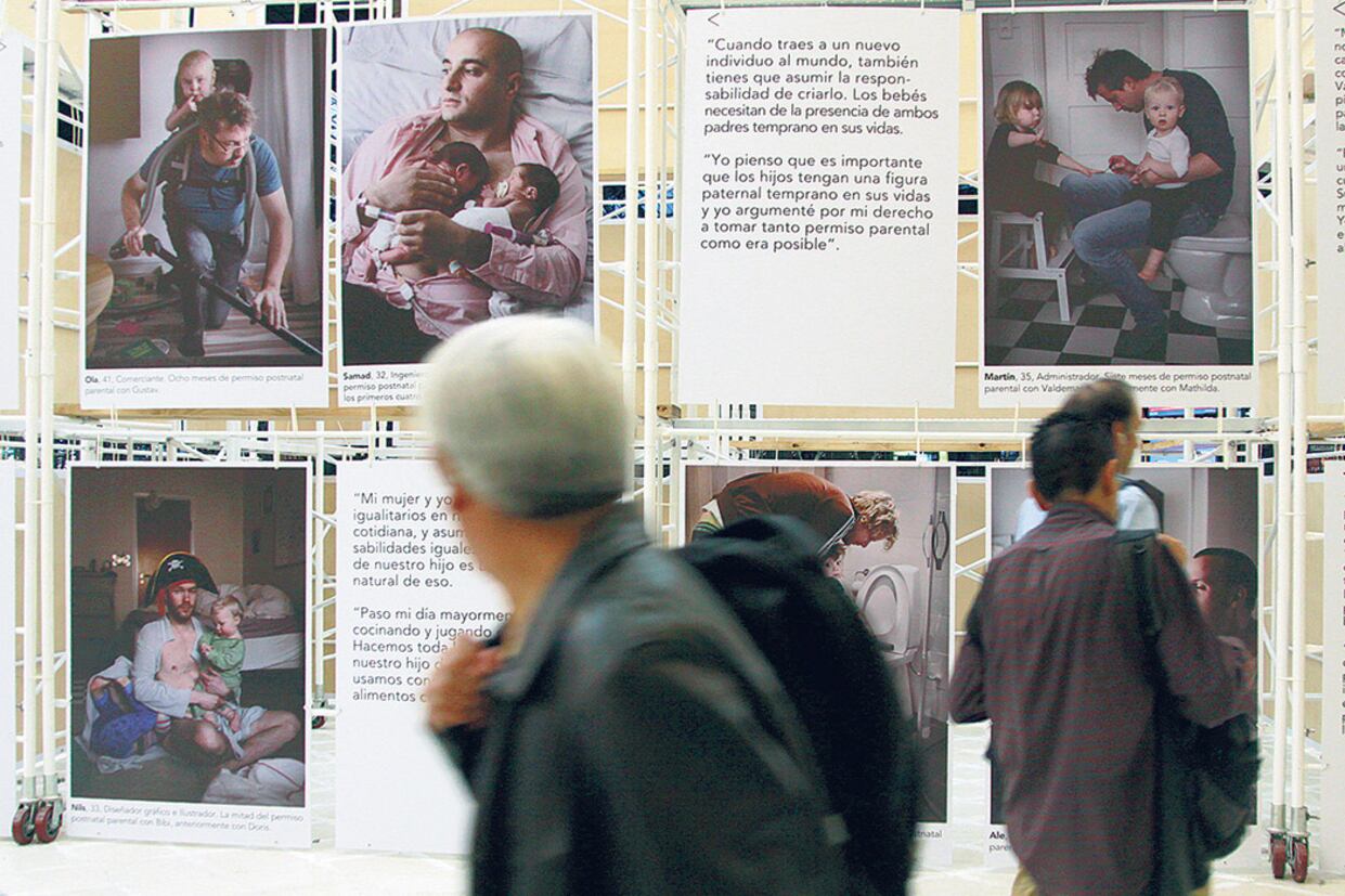 Papás suecos”, la muestra de fotografías en el hall de la estación Retiro, del fotógrafo sueco Johan Bävman.