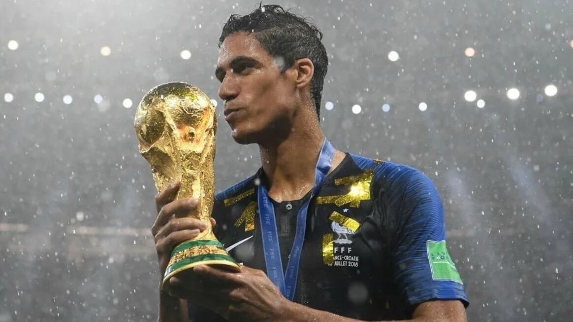 Raphael Varane con la Copa del Mundo que ganó con Francia en el Mundial Rusia 2018.