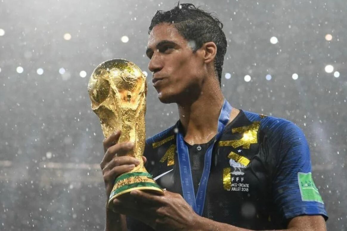 Raphael Varane con la Copa del Mundo que ganó con Francia en el Mundial Rusia 2018.