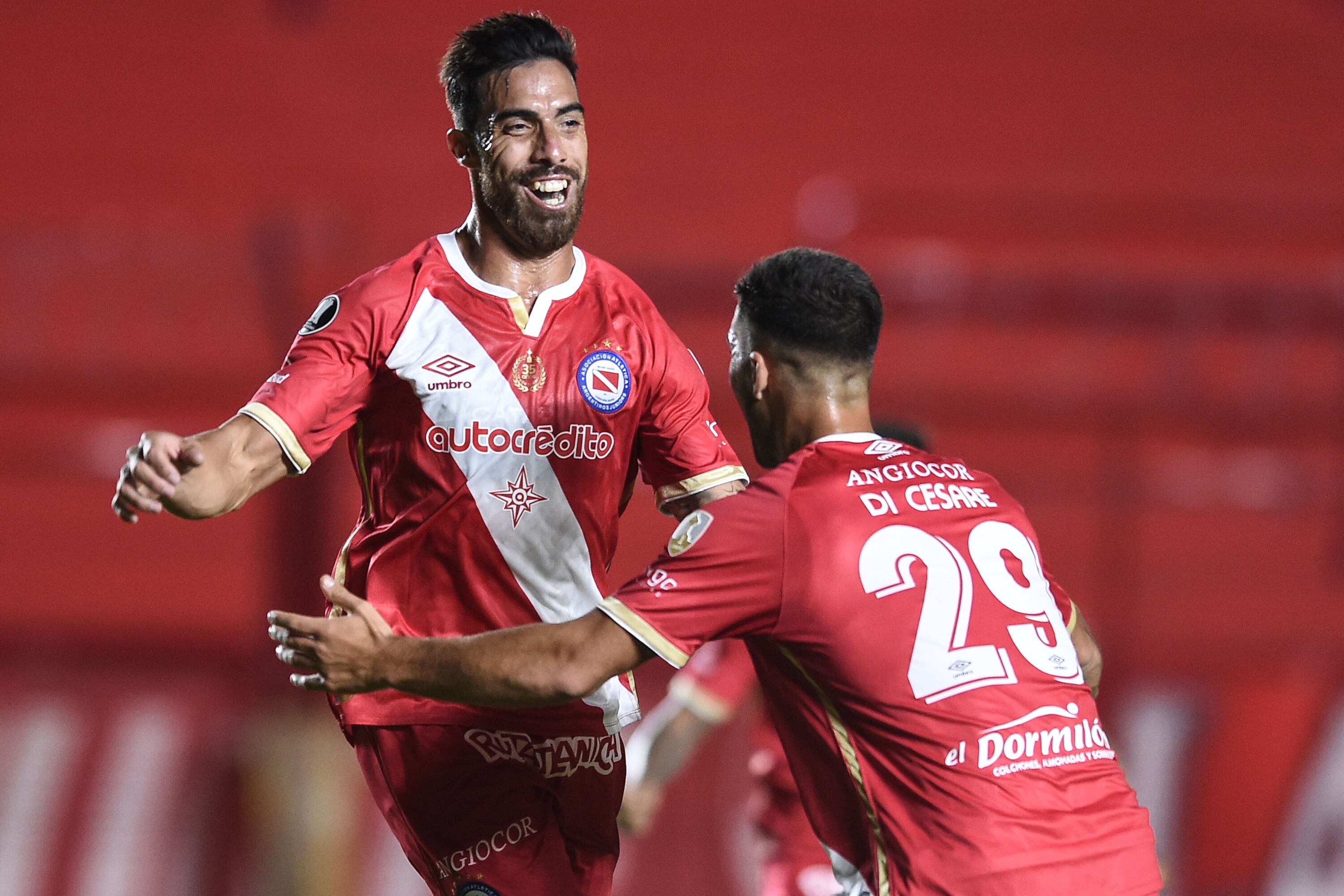 Avalos celebra el primer gol del Bicho ante Nacional.
