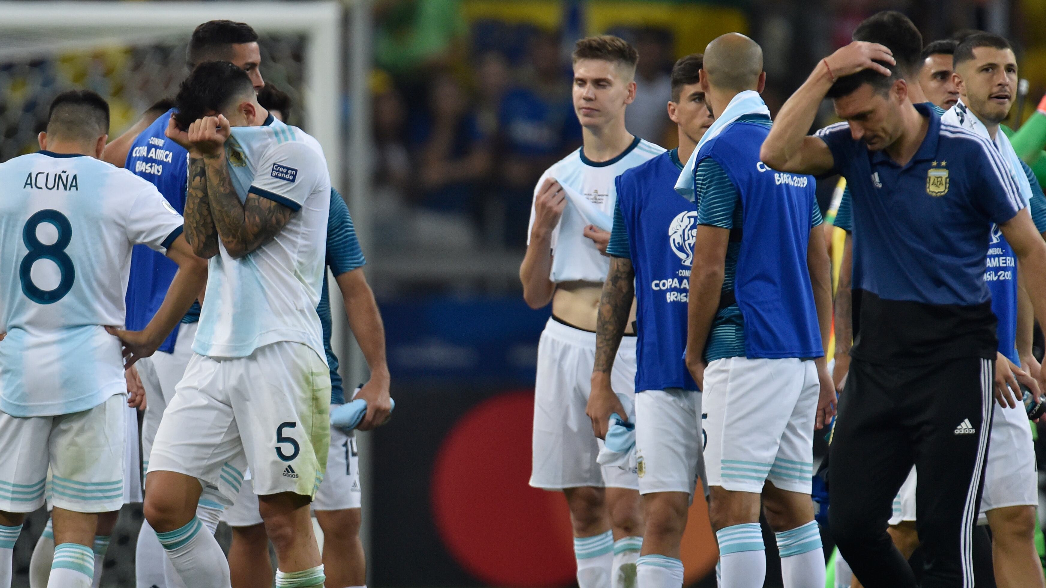 Scaloni y sus jugadores tras la derrota con Brasil.