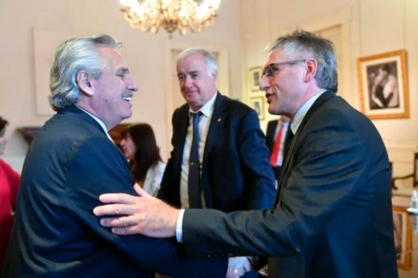 El presidente firmó el acuerdo con dirigentes de laboratorios y empresas farmacéuticas.