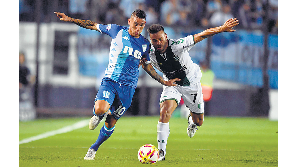 Ricardo Centurión en lucha por la pelota con el ex Independiente Adrián Calello. El de Racing recibió muchas infracciones.