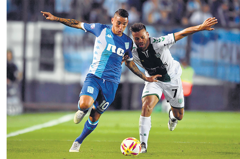 Ricardo Centurión en lucha por la pelota con el ex Independiente Adrián Calello. El de Racing recibió muchas infracciones.
