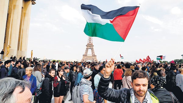 Miles de personas muestran su apoyo a Palestina en la plaza de Trocadero en París.