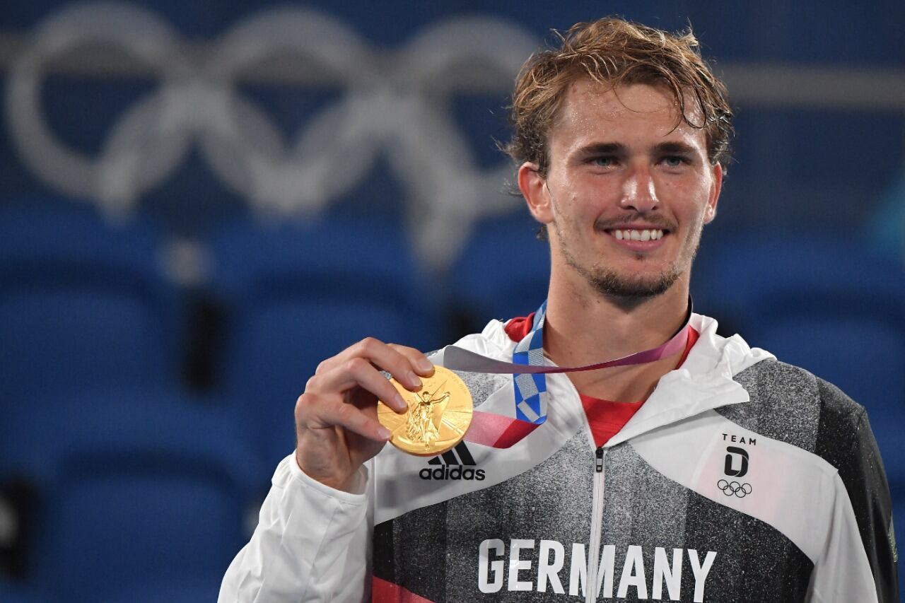 El alemán Zverev luce la medalla de oro