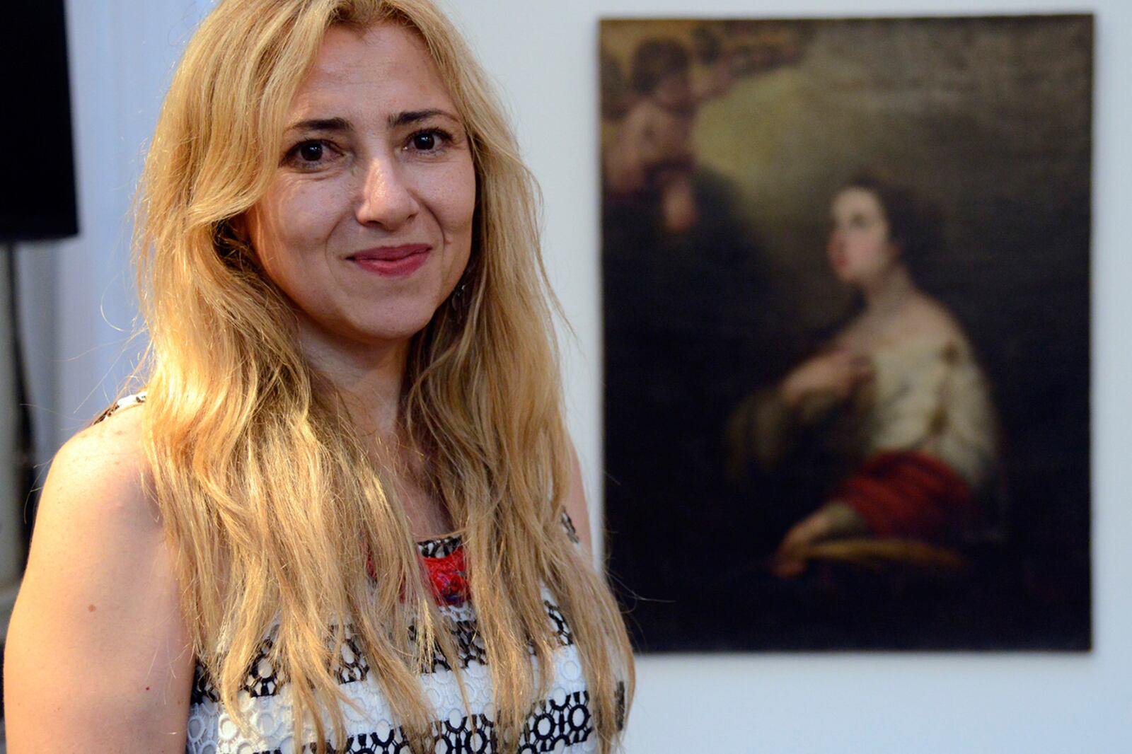 Analía García, directora del Museo Estevez, con la obra recobrada.