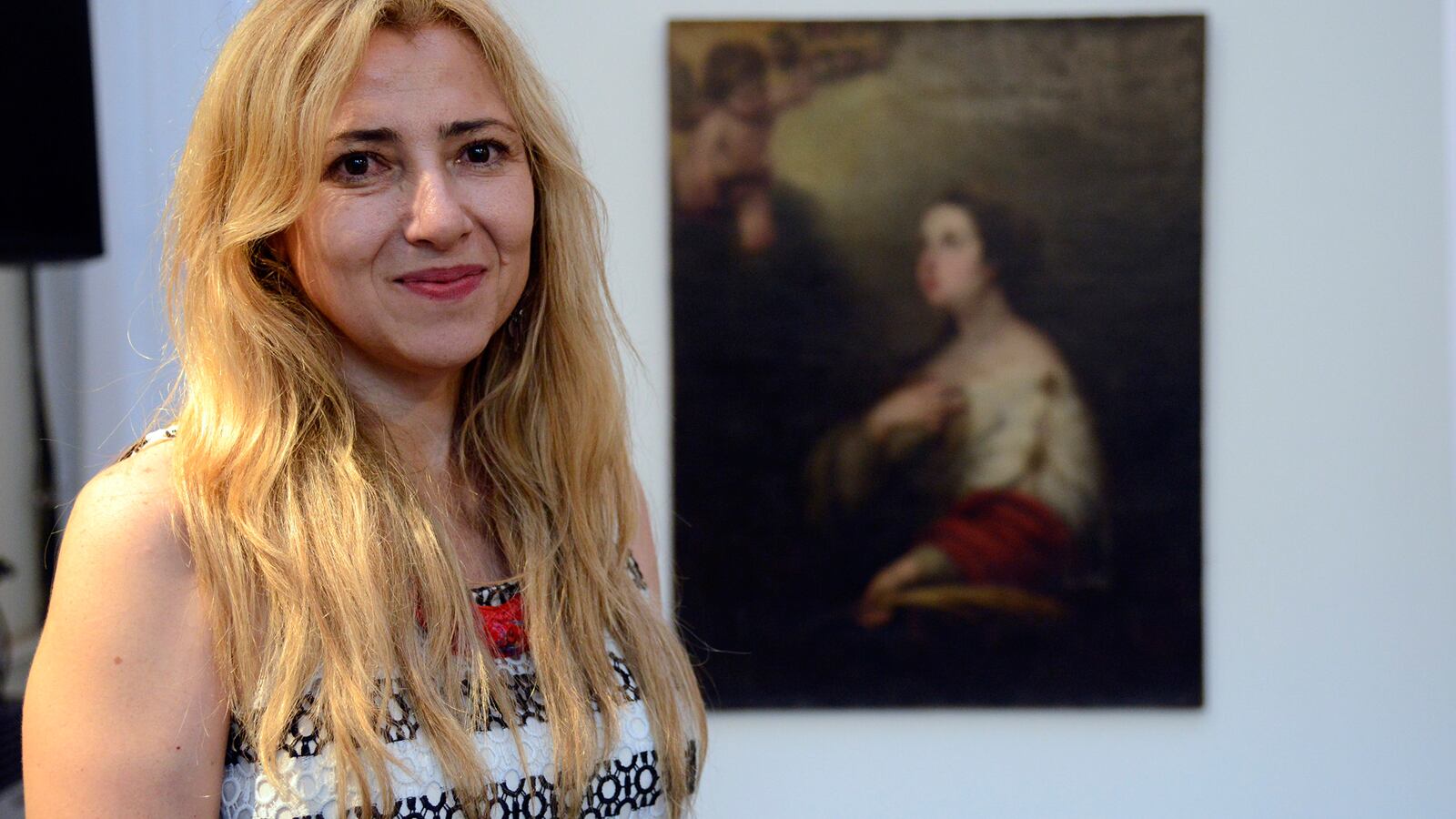 Analía García, directora del Museo Estevez, con la obra recobrada.