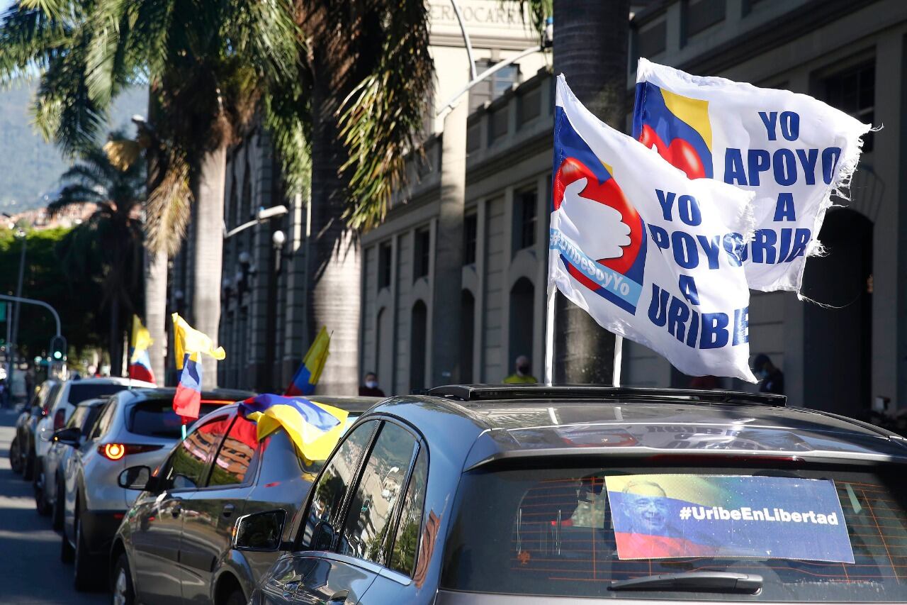 Caravana de apoyo a la liberación de Uribe en Medellín donde sirve prision domiciliaria.
