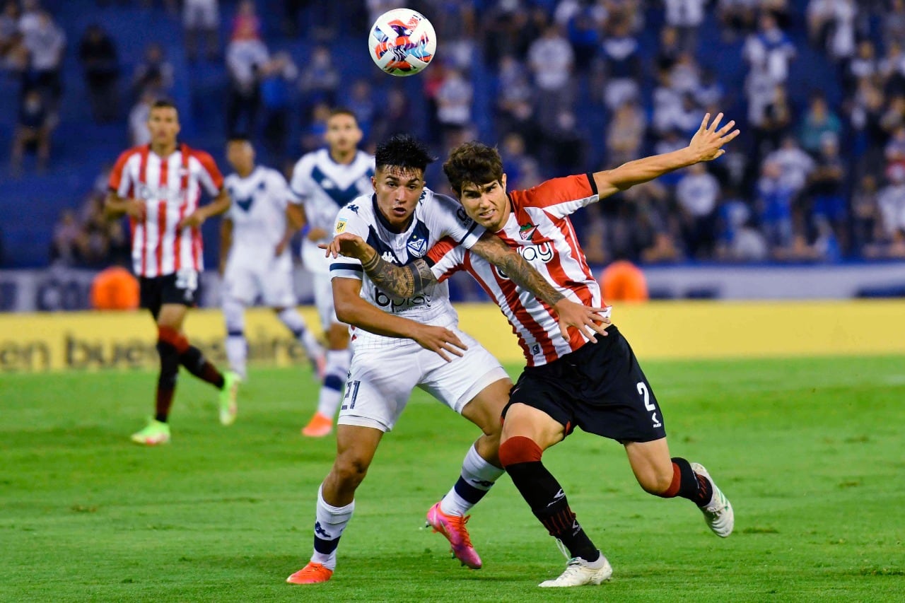 La lucha fue intensa en el mediocampo del estadio de Vélez