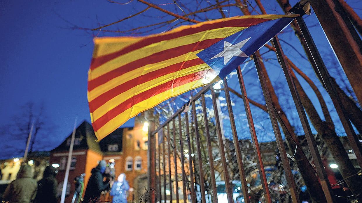 Una bandera catalana ondea sobre una reja frente a la prisión en la que está detenido Puigdemont.