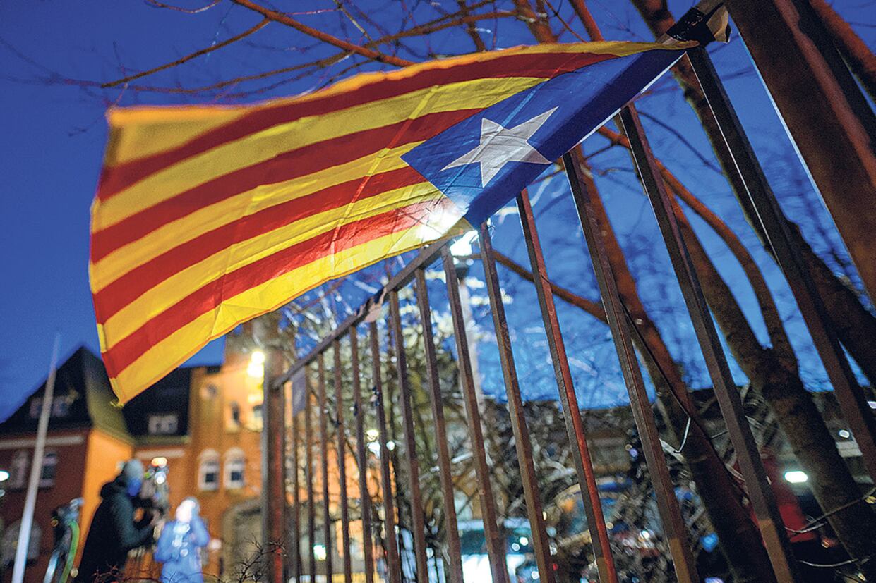 Una bandera catalana ondea sobre una reja frente a la prisión en la que está detenido Puigdemont.