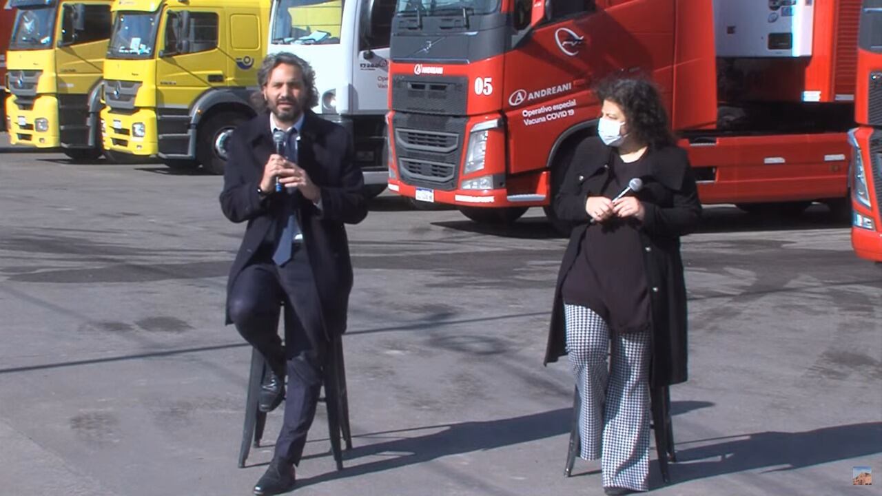 Carla Vizzotti y Santiago Cafiero encabezaron la recepción de las primeras vacunas Sputnik V hechas en la Argentina.