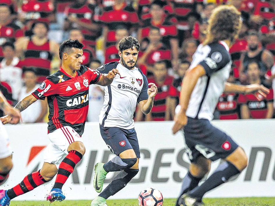 Trauco se lleva la pelota, perseguido por Montoya y Coloccini.