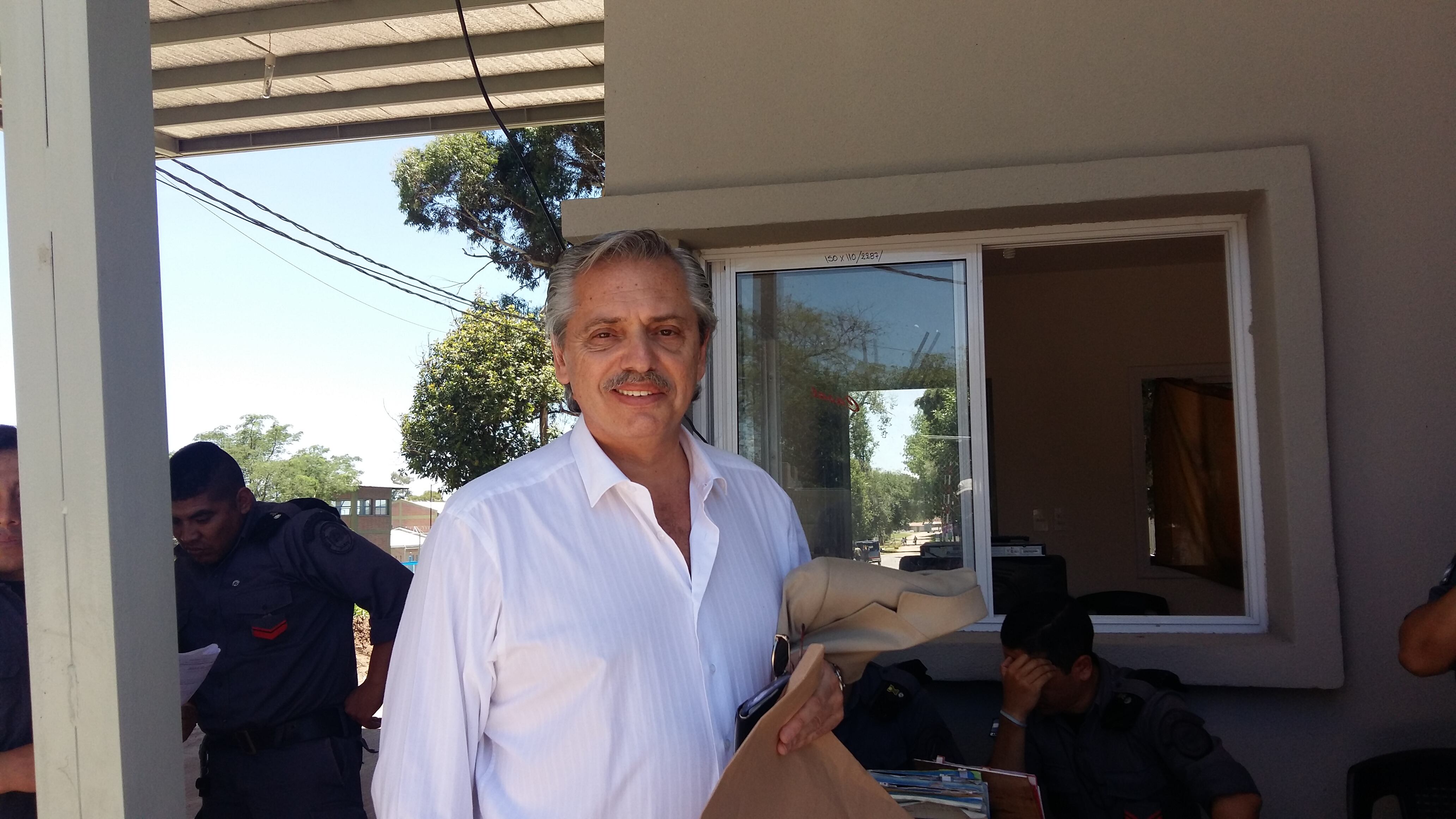 "No estamos en una dictadura, pero también los gobiernos democráticos cometen excesos", sostuvo.