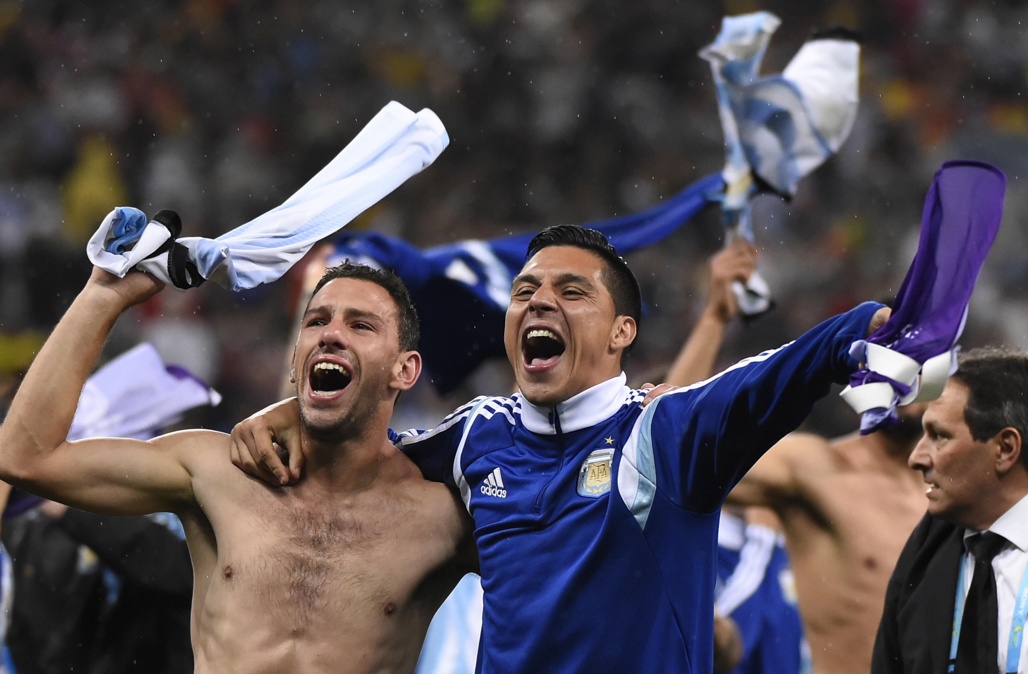 Rodríguez y Enzo Pérez celebrando el pase a la final en el Mundial de Brasil 2014