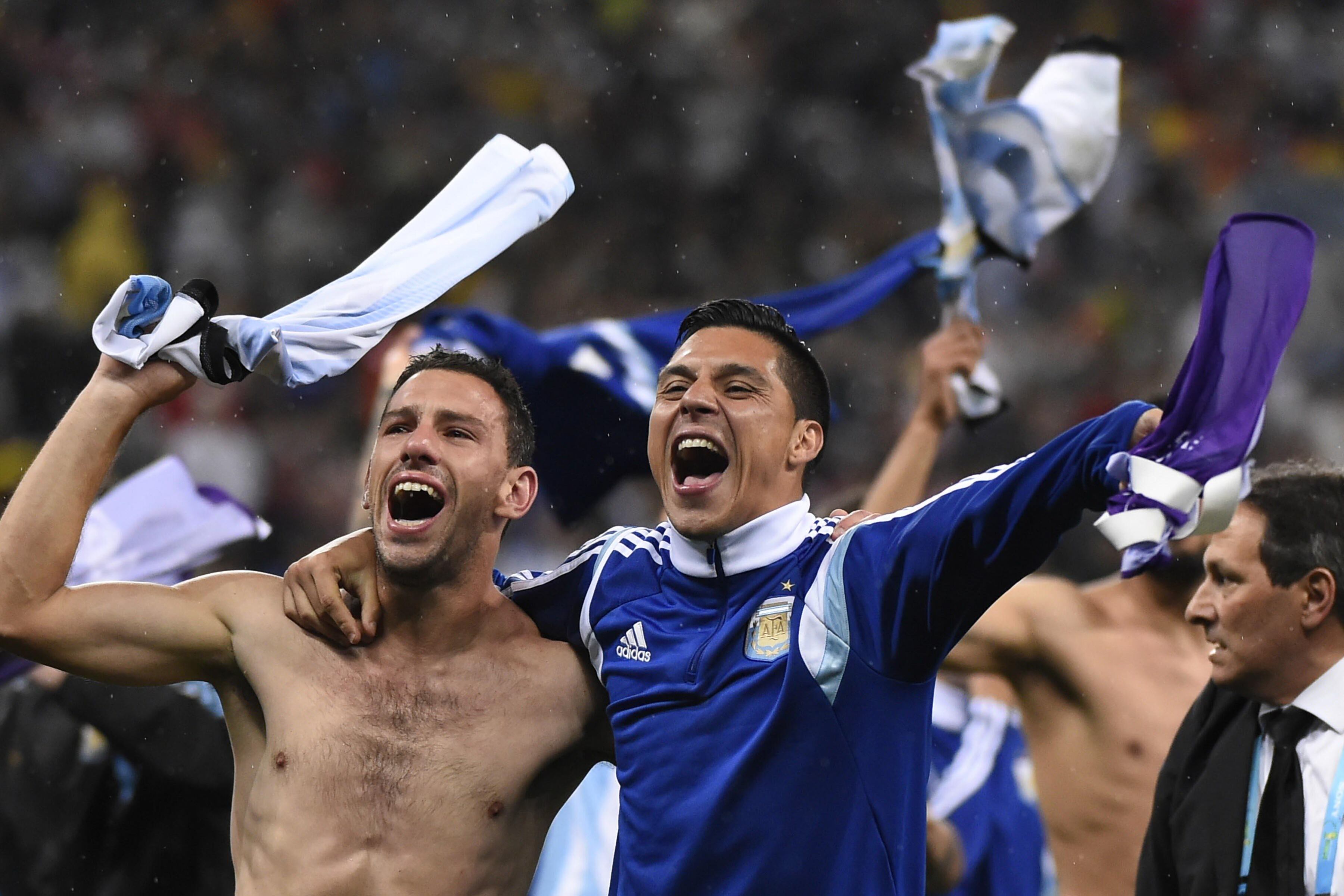 Rodríguez y Enzo Pérez celebrando el pase a la final en el Mundial de Brasil 2014