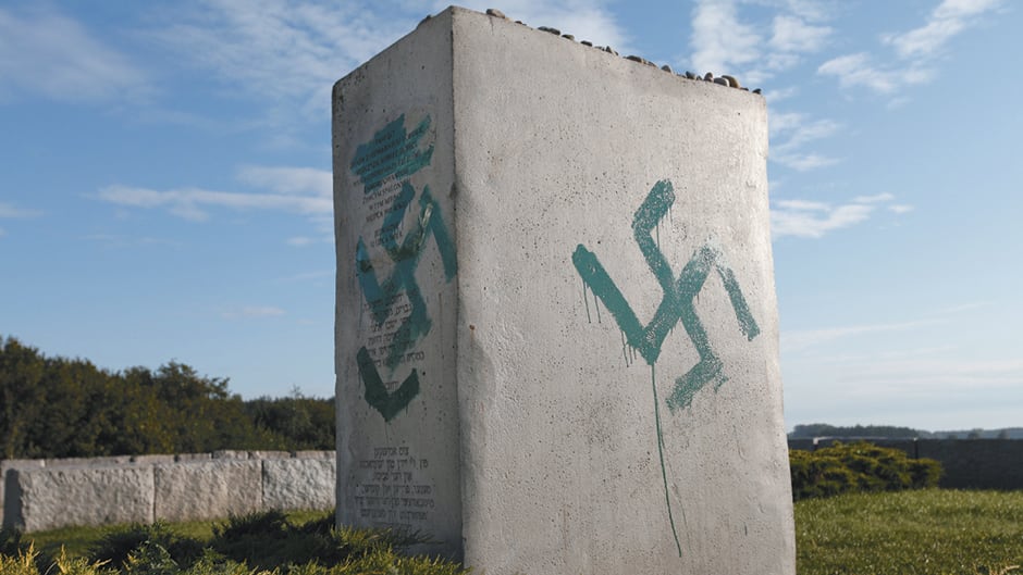 El monolito de homenaje a las víctimas de la masacre de Jedwabne, vandalizado con inscripciones nazis.