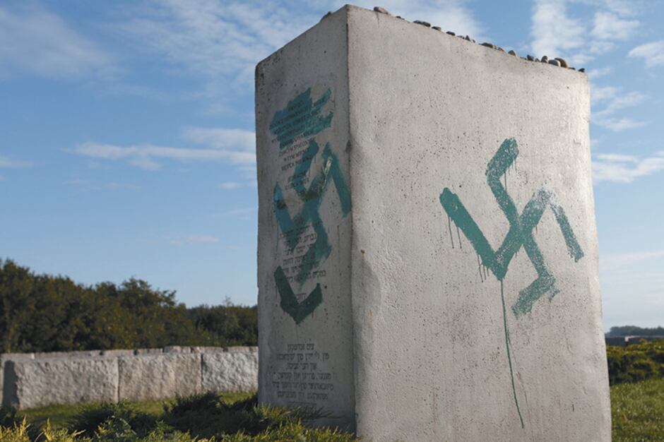 El monolito de homenaje a las víctimas de la masacre de Jedwabne, vandalizado con inscripciones nazis.