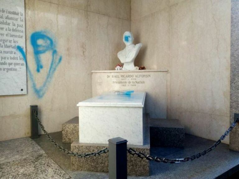 Así quedó el mausoleo de Alfonsín tras el hecho de vandalismo.