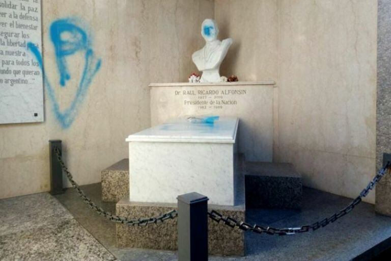 Así quedó el mausoleo de Alfonsín tras el hecho de vandalismo.