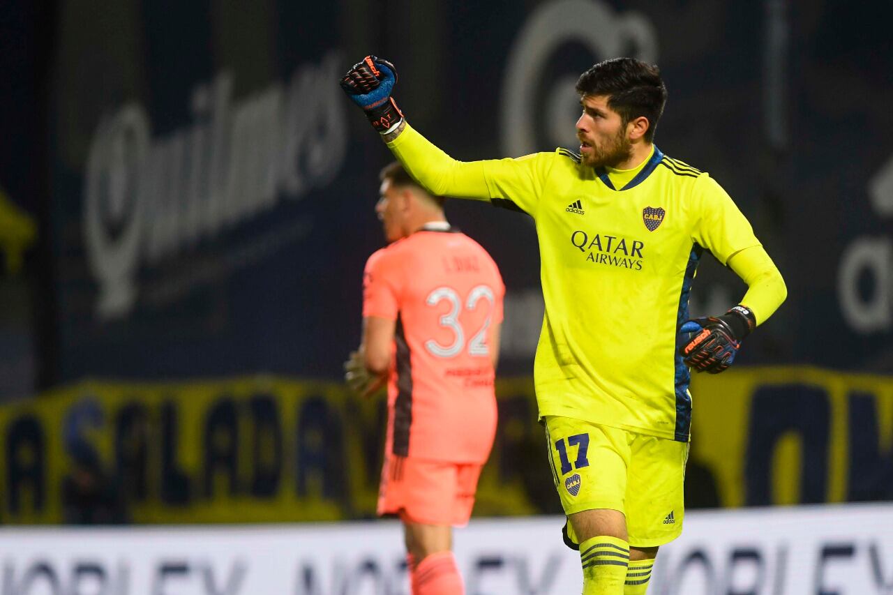 Rossi festeja en primer plano, Díaz lo sufre detrás.