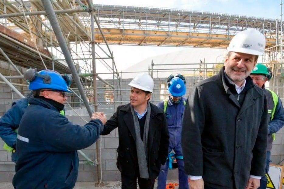 Axel Kicillof y Federico Susbielles pelean para que la planta de GNL se quede en Bahía Blanca. 