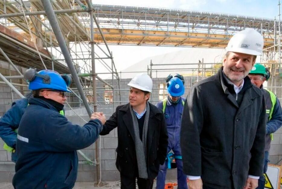 Axel Kicillof y Federico Susbielles pelean para que la planta de GNL se quede en Bahía Blanca.