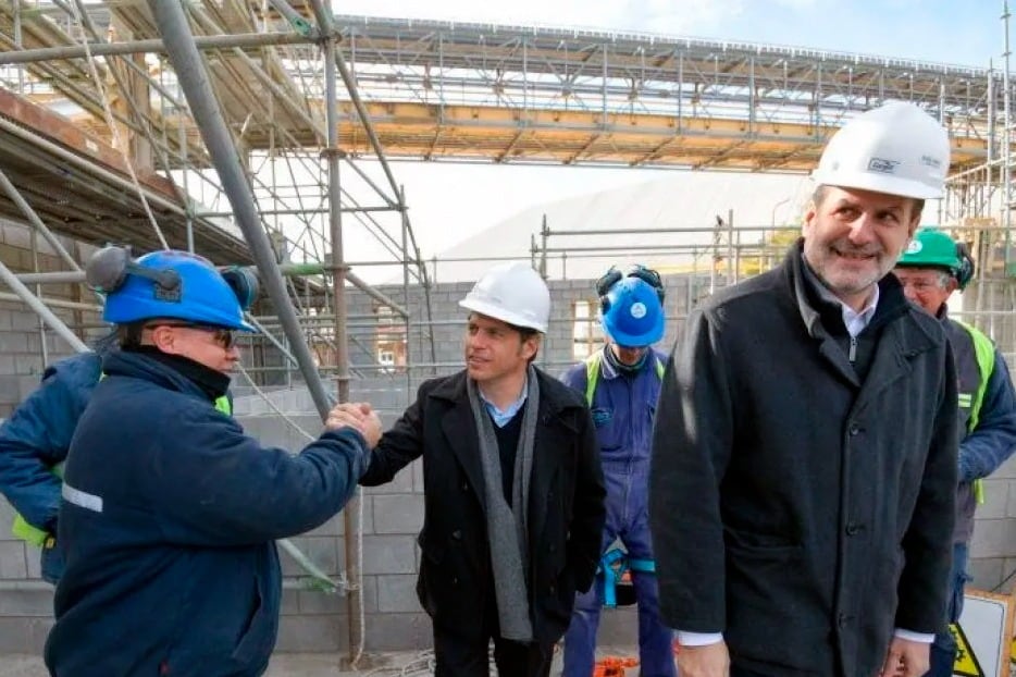 Axel Kicillof y Federico Susbielles pelean para que la planta de GNL se quede en Bahía Blanca.