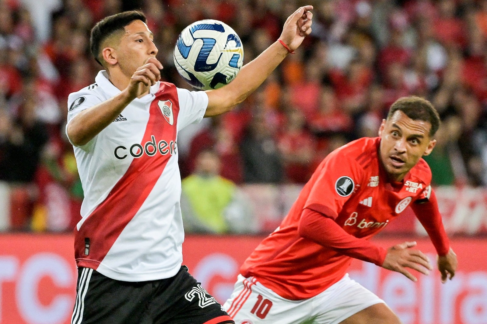 Aliendro domina la pelota ante Patrick