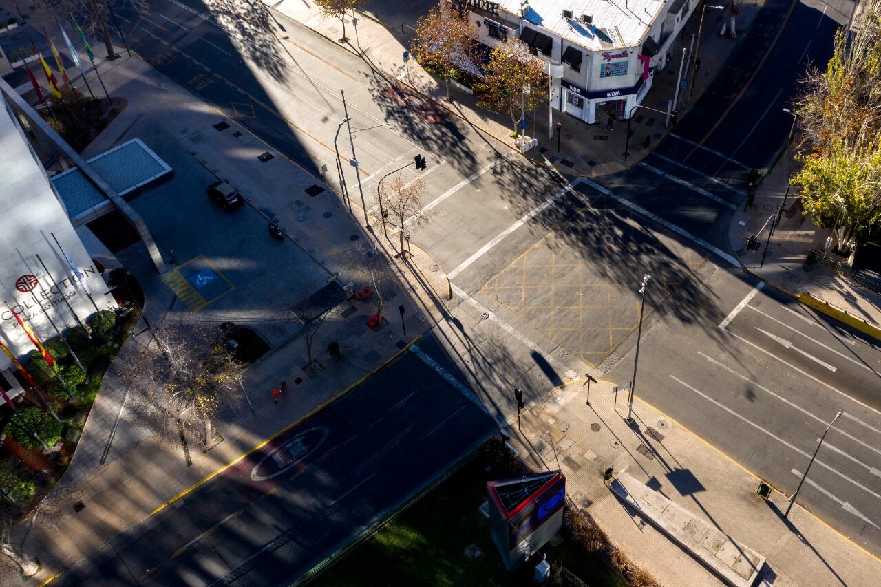 Calles desiertas en Santiago por la cuarentena.