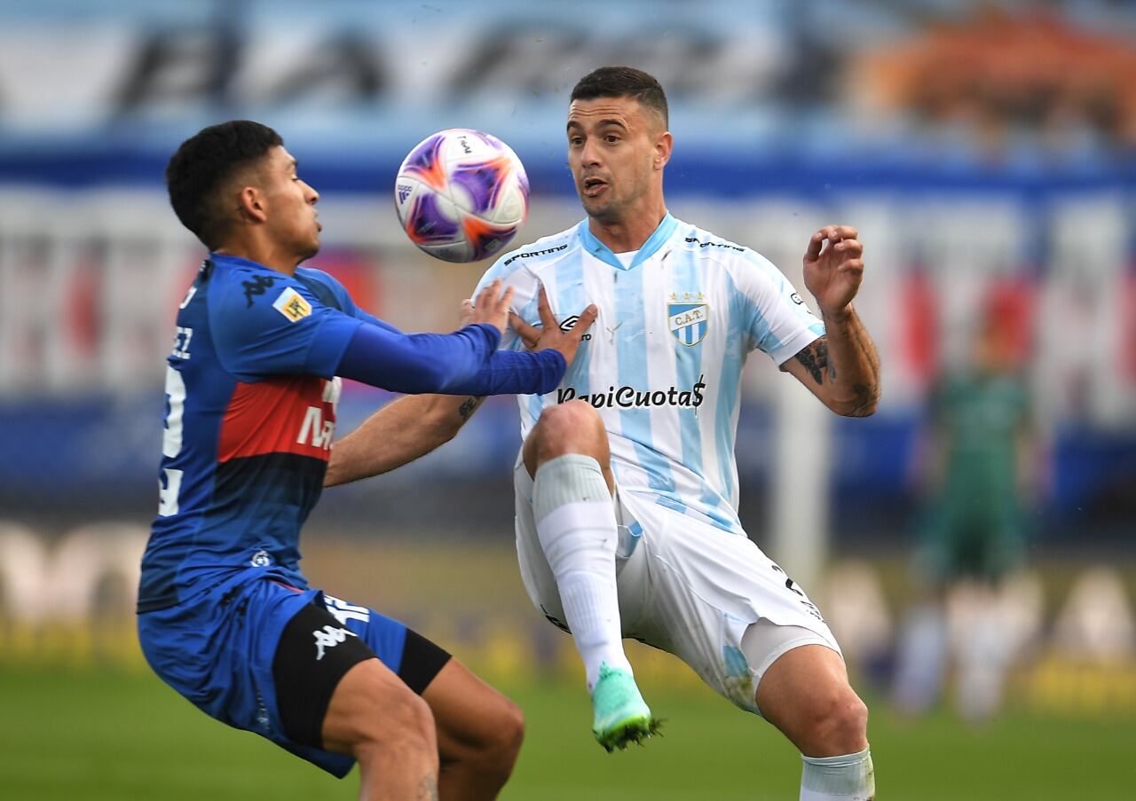 El duelo se hizo muy trabado en el medio