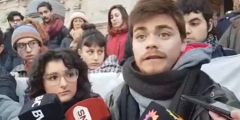 Los jóvenes detenidos en Bahía Blanca durante una protesta denunciaron que fueron golpeados por los policías, que abusaron de uno de ellos.