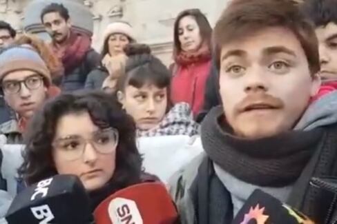 Los jóvenes detenidos en Bahía Blanca durante una protesta denunciaron que fueron golpeados por los policías, que abusaron de uno de ellos.