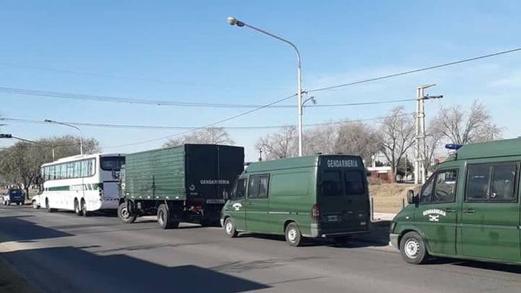 Camiones de Gendarmería frente a la fábrica de Río Tercero.