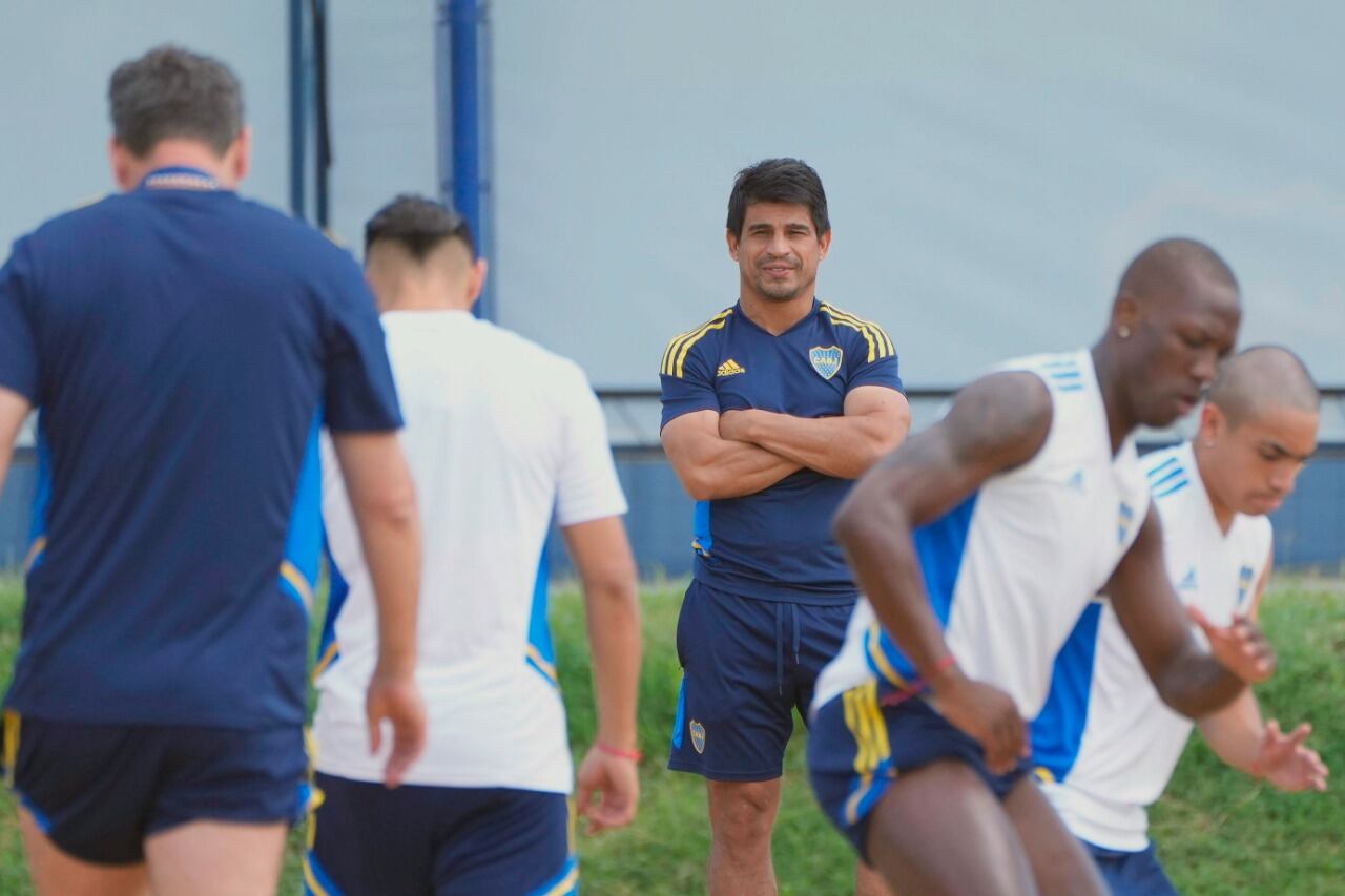 Ibarra mira el entrenamiento de Boca.