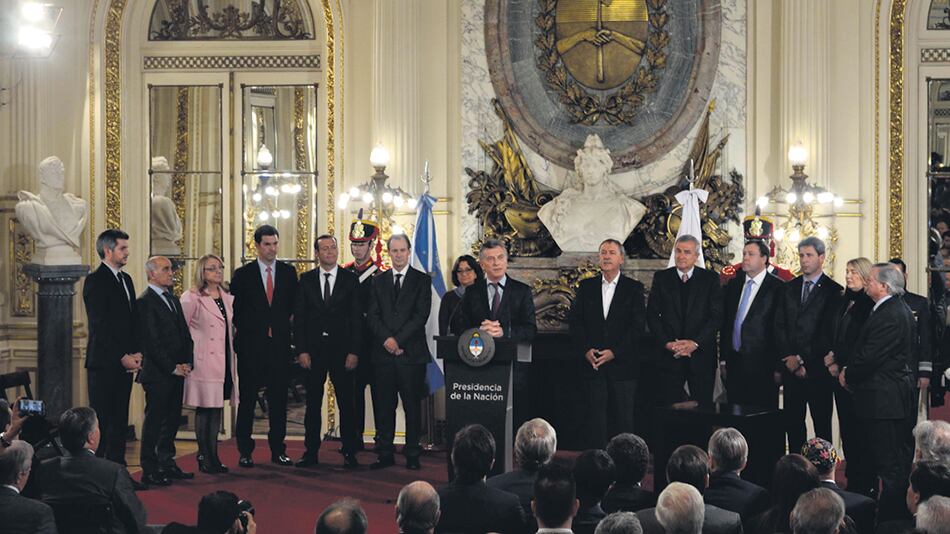 Mauricio Macri firmó el “acuerdo federal” con apoyo de nueve provincias. Objeciones de dos, rechazo de otras dos.
