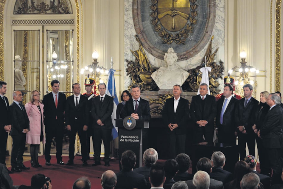 Mauricio Macri firmó el “acuerdo federal” con apoyo de nueve provincias. Objeciones de dos, rechazo de otras dos.