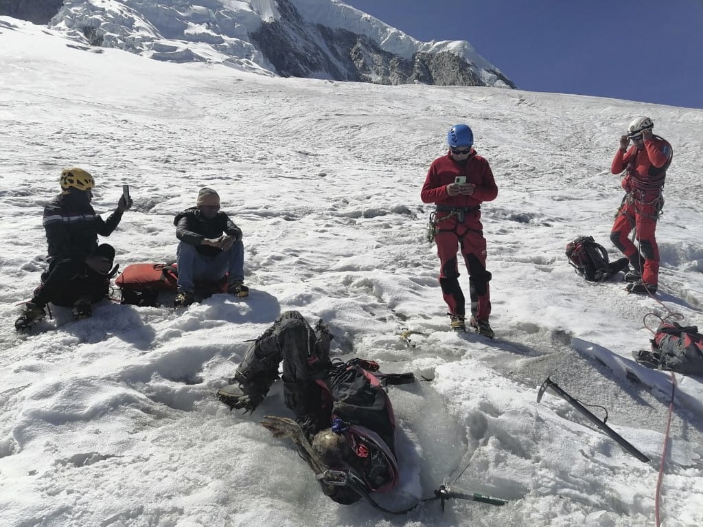 Stampfl llevaba puesta su ropa para escalar, arnés y botas con grampones todo conservado en buen estado