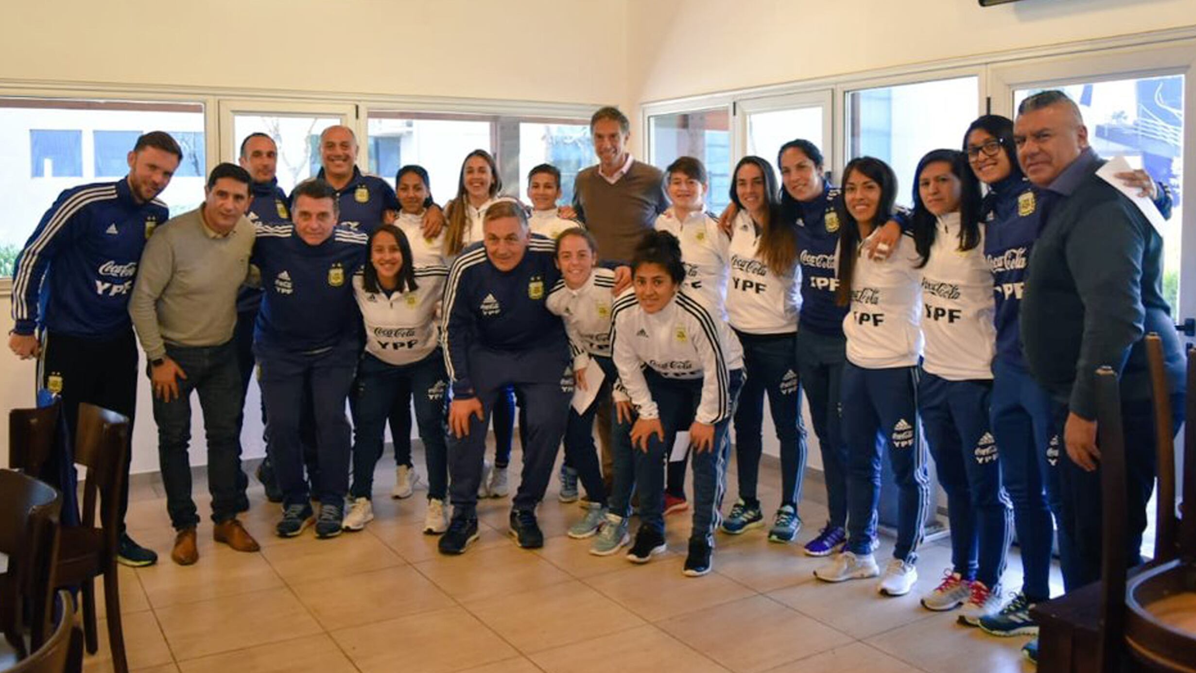 Claudio "Chiqui" Tapia junto a la Selección femenina de fútbol.
