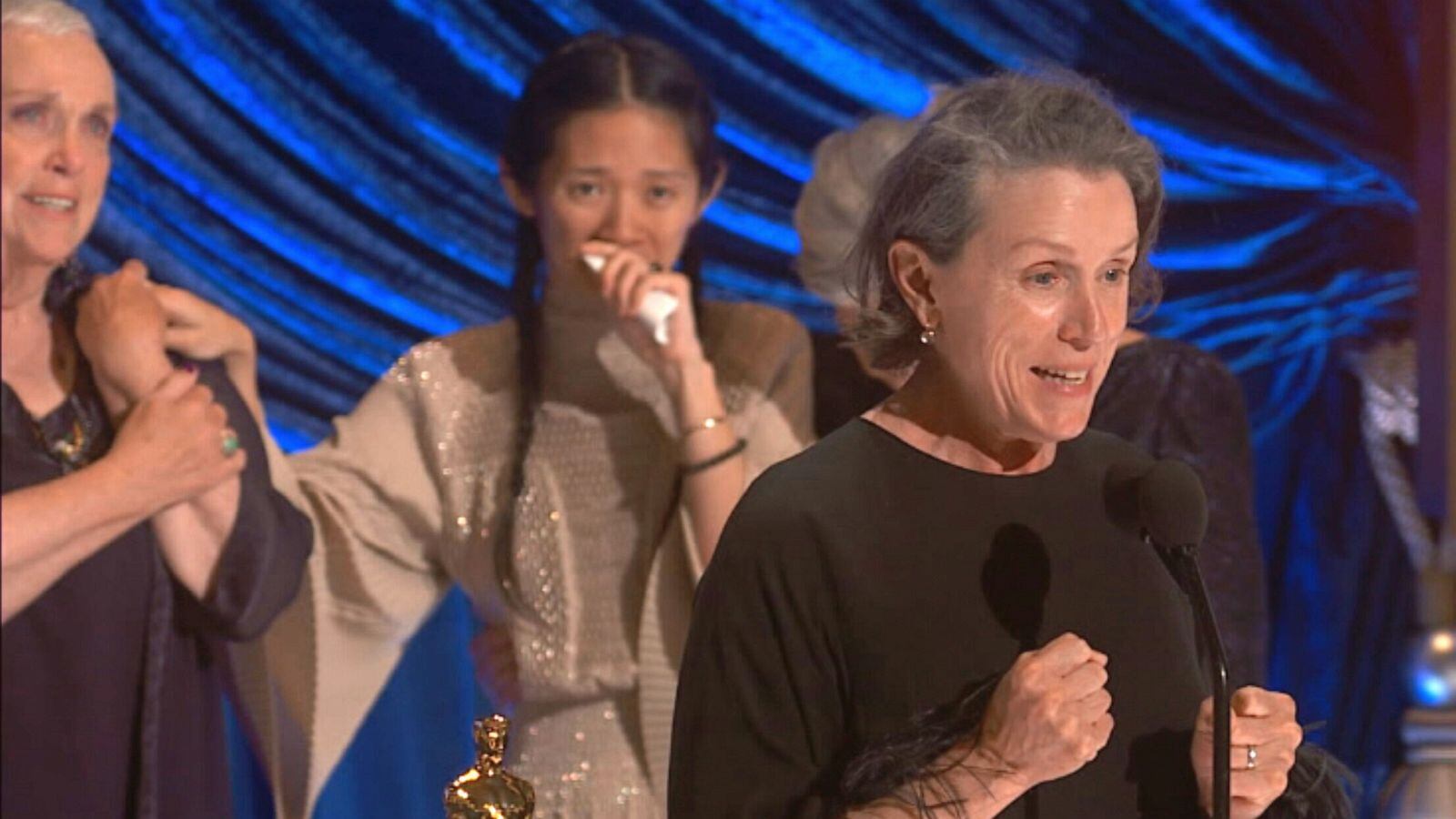 Frances McDormand celebra junto a Chloé Zhao el triunfo de "Nomadland".