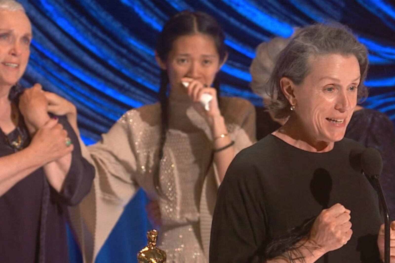 Frances McDormand celebra junto a Chloé Zhao el triunfo de "Nomadland".