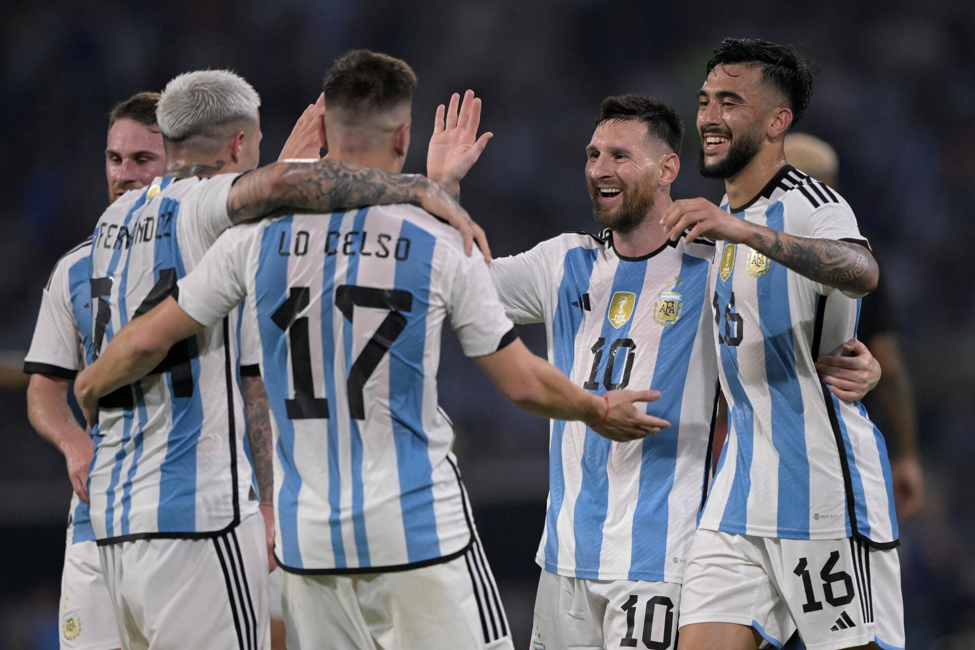 Enzo Fernández festeja su gol junto a Lionel Messi, Nicolás González, Giovani Lo Celso y Alexis Mac Allister.