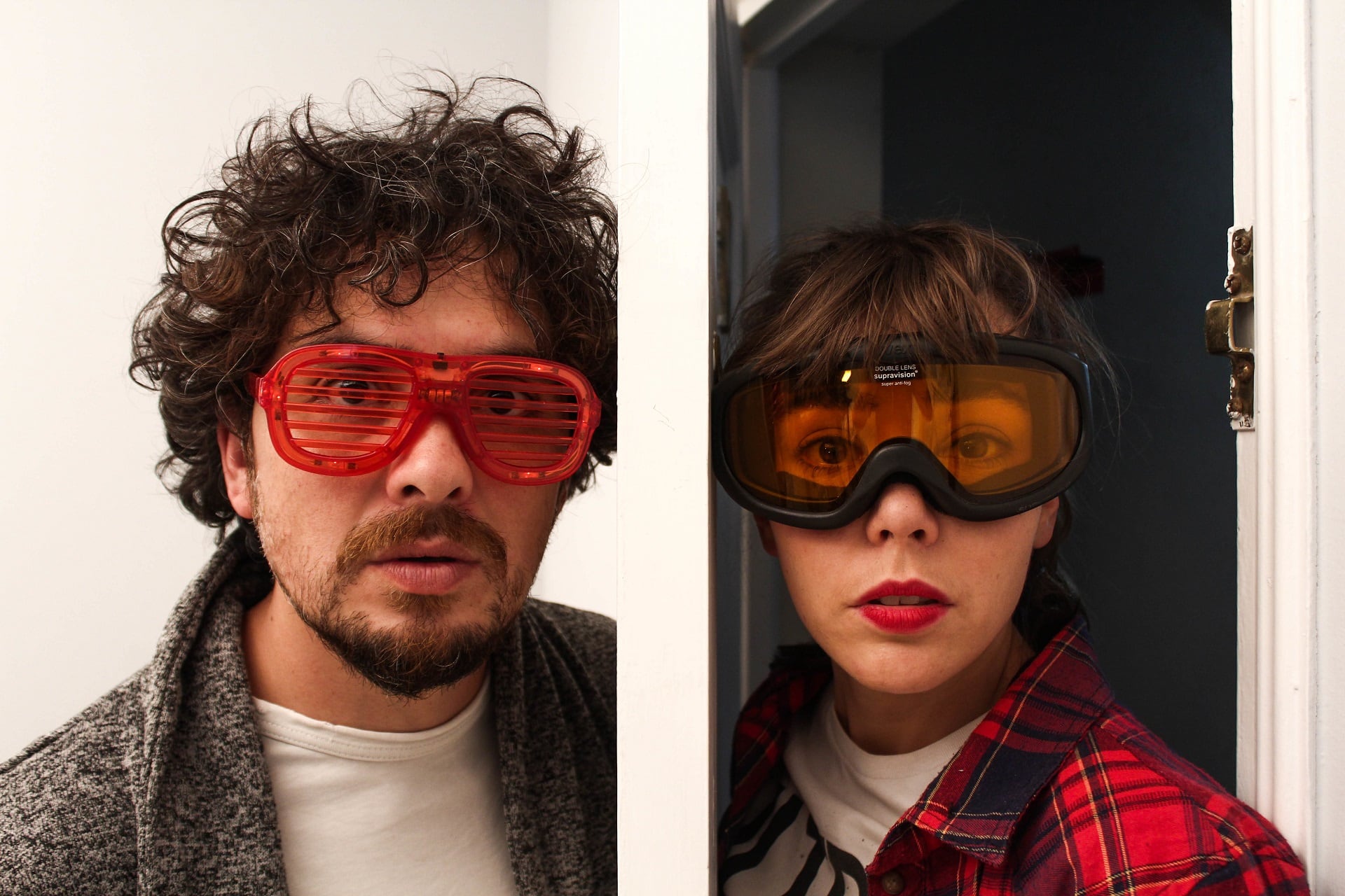 In/Door es obra de los actores, docentes y dramaturgos Cristian di Carlo y Victoria Morilla Martín, más el camarógrafo Ft. Wirt.