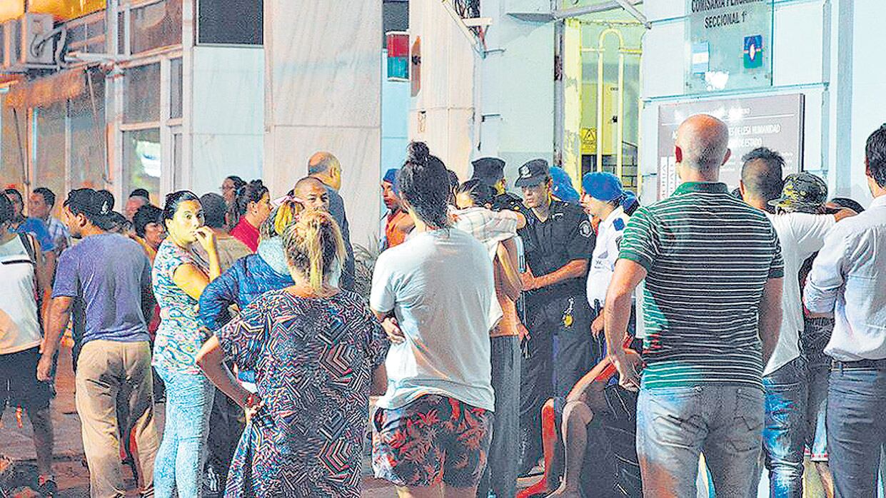 Familiares de las víctimas se reunieron en la puerta de la 1ª el día del incendio.