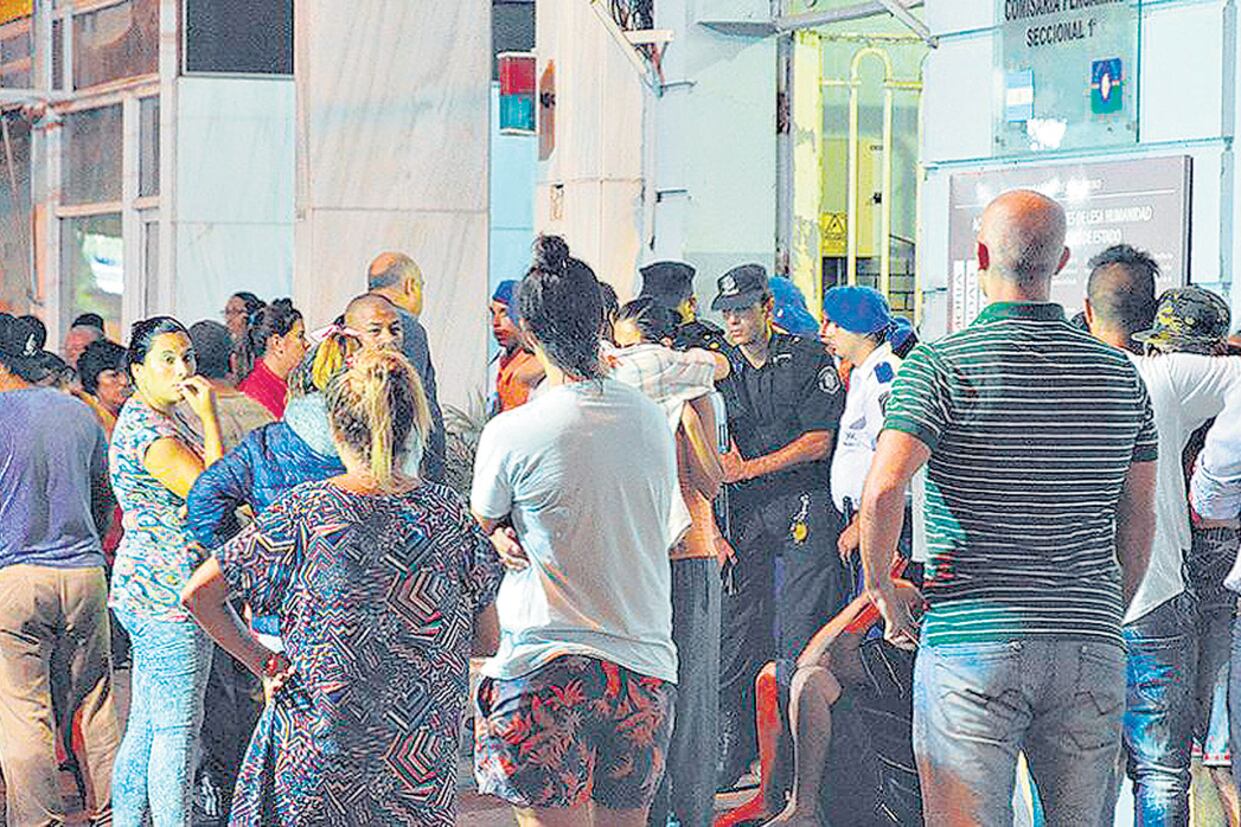 Familiares de las víctimas se reunieron en la puerta de la 1ª el día del incendio.