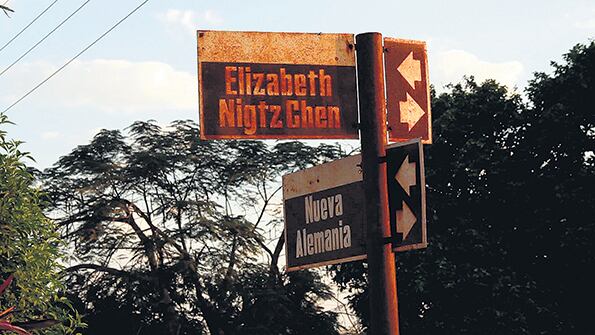 El cartel de la calle dice “Elizabeth NigtzChen”... por la hermana nazi de Friedrich Nietzsche.