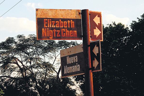El cartel de la calle dice “Elizabeth NigtzChen”... por la hermana nazi de Friedrich Nietzsche.