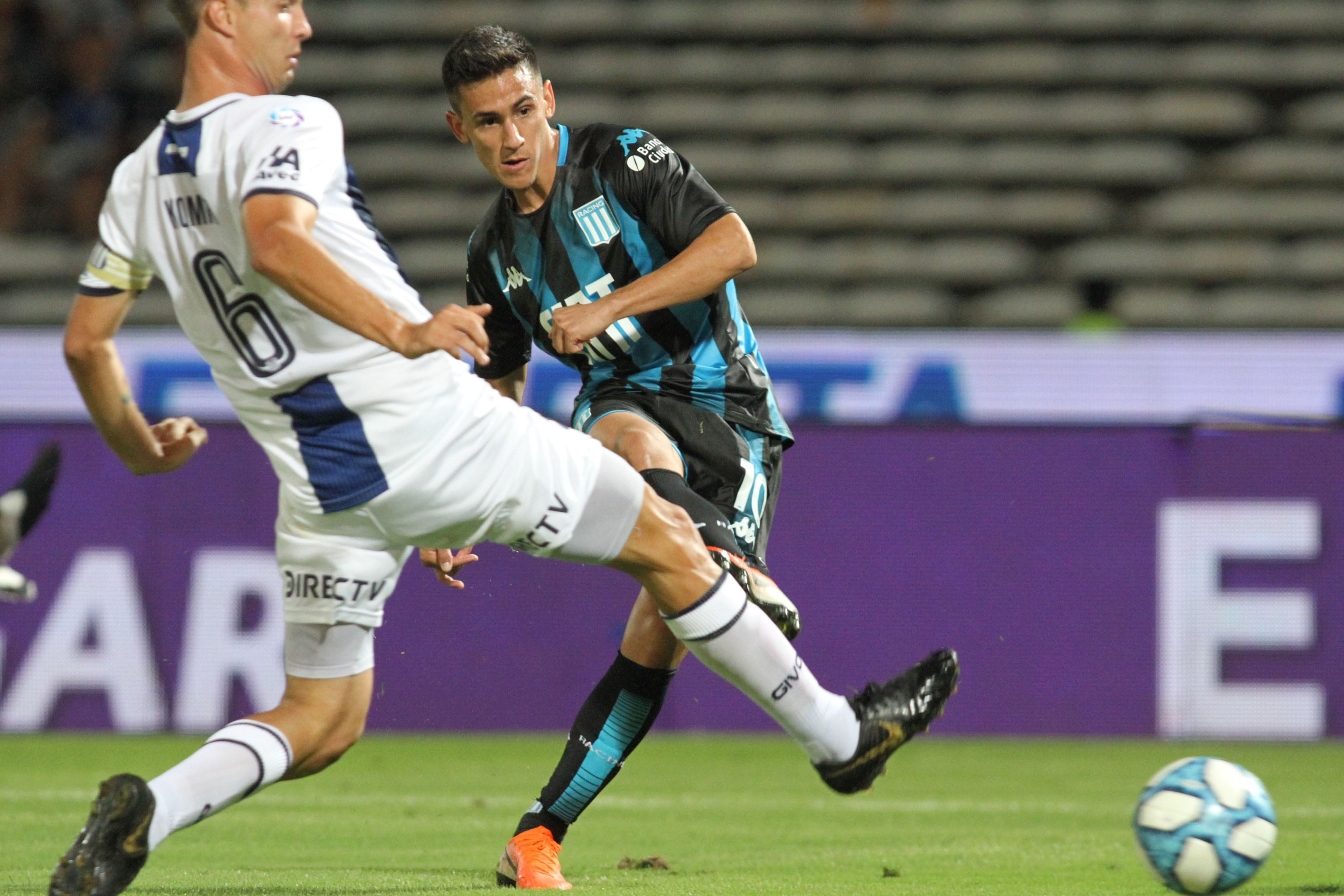 Matías Rojas, con la 10 de Racing Club.