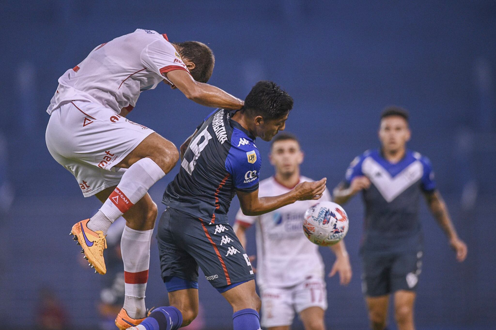 Tarragona es marcado por un defensor de Huracán. Ganó Vélez.